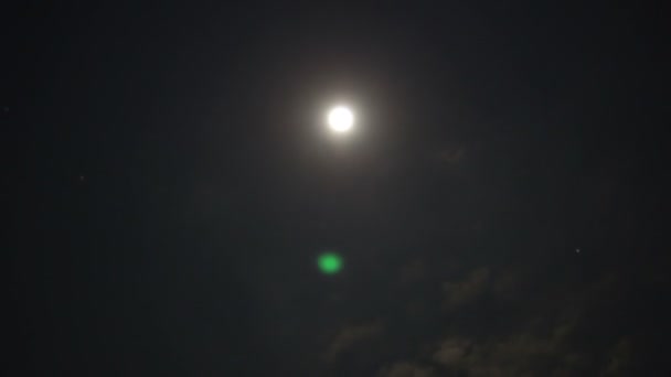 Luna naciente con flujo de nubes — Vídeo de stock