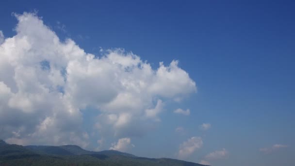 Movimiento de nubes sobre la montaña — Vídeo de stock