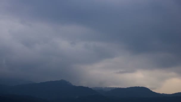 Movimiento de nubes sobre la cordillera — Vídeos de Stock