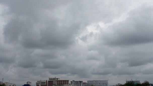 Regen wolk verkeer over het gebouw — Stockvideo