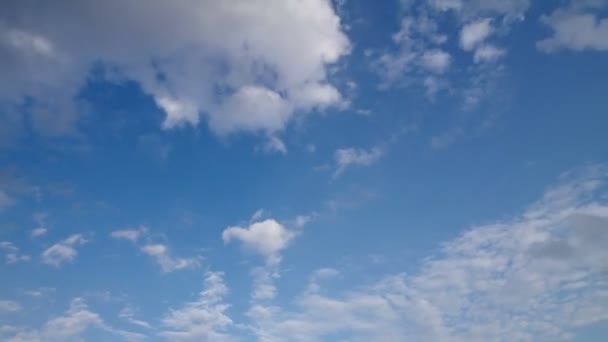 Movimiento de nubes bajo el cielo azul claro — Vídeo de stock