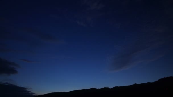 Movimiento de nubes sobre la cordillera — Vídeo de stock