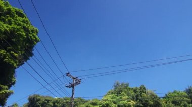 elektrik hattı üzerinden bulut hareketi