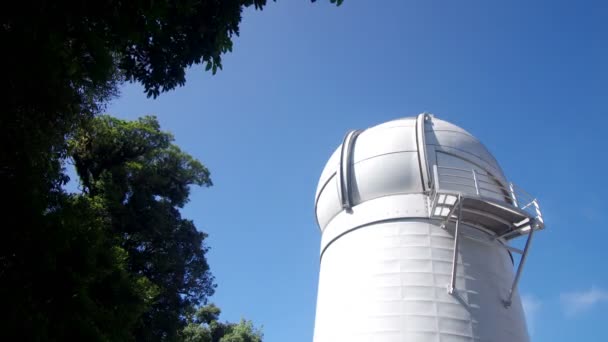 천문학 돔 위에 구름 운동 — 비디오