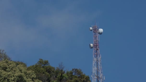 Movimiento de nubes sobre el polo de telecomunicaciones — Vídeo de stock