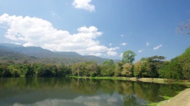 Dağ ve göl üzerinde bulut hareketi