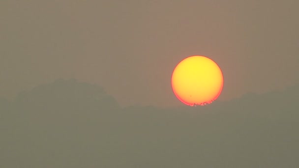 Por do sol atrás da cena da montanha — Vídeo de Stock