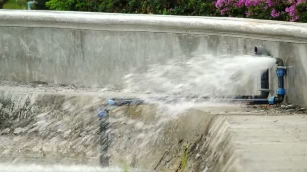 Écoulement de l'eau du tube — Video