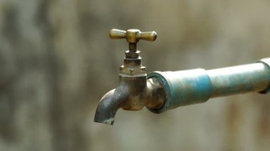 Musluktan su sızıntı dışarı