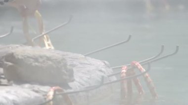 insan bir yumurta sepet sıcak suya gidiyor