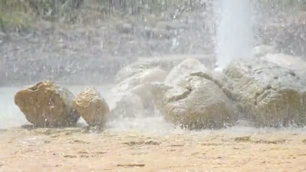 Wassertropfen auf den Felsboden — Stockvideo