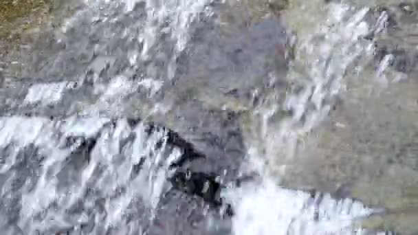 écoulement d'eau sur la roche 