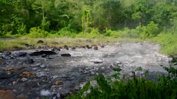 Canal de aguas termales en Pong Duet Geyser — Vídeo de stock