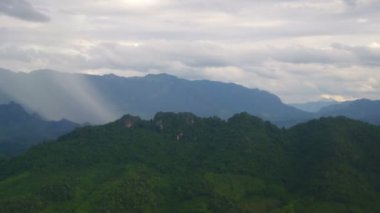 dağ ve yağmur sonbahar sahne