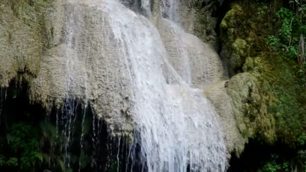 Waterval op de kalksteen rots — Stockvideo