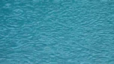 yağmur damlası yüzme havuzunda dalga