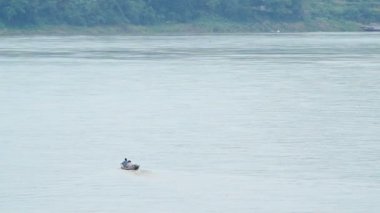 Mekong Nehri boyunca küçük Motorlu tekne