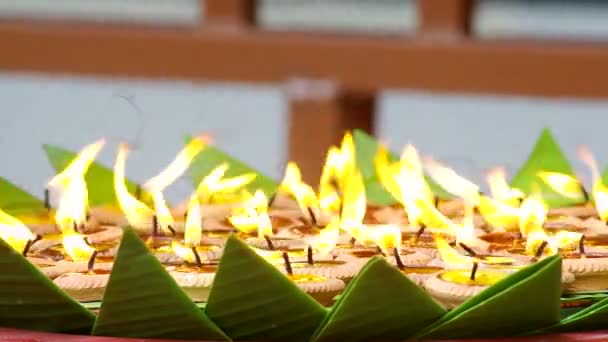Kerzen im Lanna-Stil brennen — Stockvideo