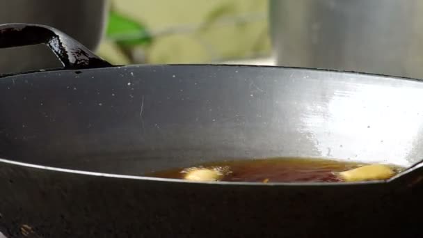 Sült étel és a főzés szita használt — Stock videók