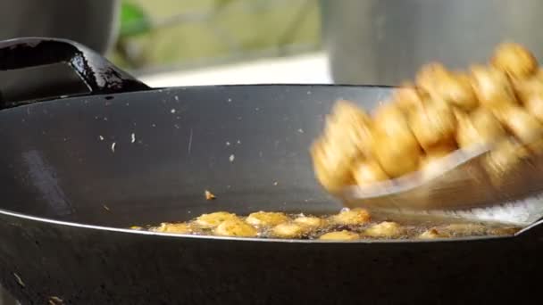 Jock Shell Granchio fritto nell'olio caldo e tirando fuori — Video Stock