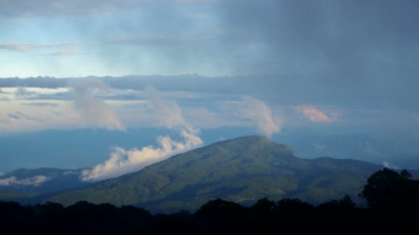 Темный поток облаков над горой — стоковое видео