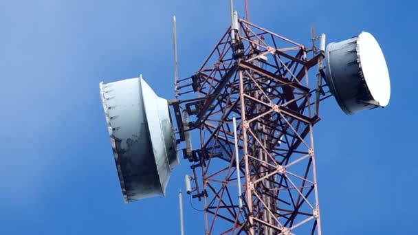 Signaal zenders op de toren onder de wolk — Stockvideo