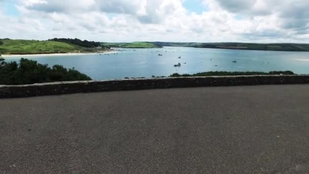 Panning view over the river camel estuary in Cornwall on a sunny summer day — стоковое видео