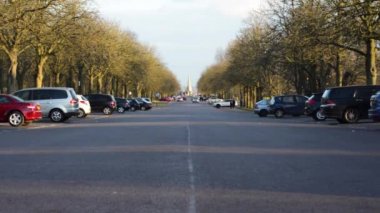 Ağaç driveway Greenwich Park güneşli bir öğleden sonra Park edilmiş arabalar ile kaplı kaplı