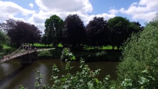 Panorama de hermosas vistas sobre el río Wye y la pasarela colgante victoriana en un soleado día de verano . — Vídeos de Stock