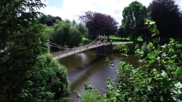 Uitzicht op de Victoriaanse hangbrug over River Wye in Hereford, Herefordshire, Engeland. — Stockvideo