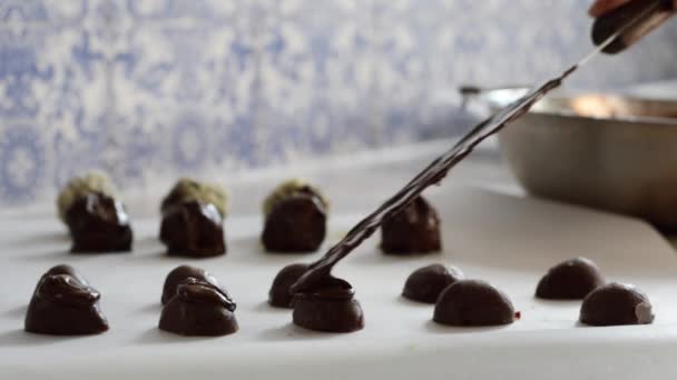 Authentique sauce artisanale artisanale au chocolat bio sur friandises culinaires de luxe — Video