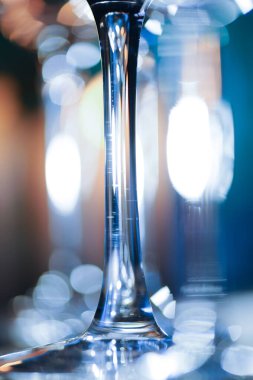 Şarap kadehi yakın plan, mum ışığı arka planda..