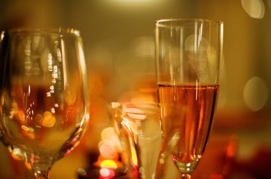 Tatil şampanyası, mum ışıkları, şenlik hissi, bulanık arka plan..