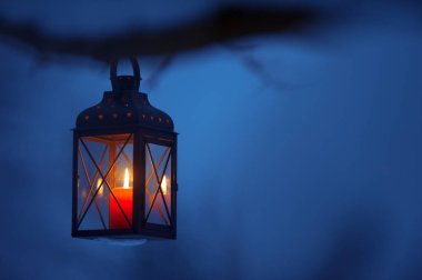 Ağaç dalından sarkan mum feneri