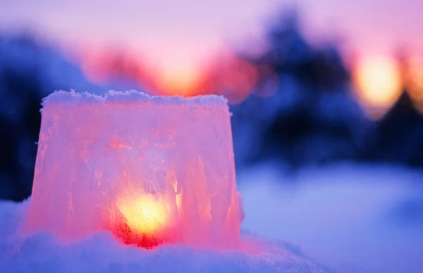 Lanterna Ghiaccio Con Candela Rossa Accesa Inverno Sera Crepuscolo — Foto Stock