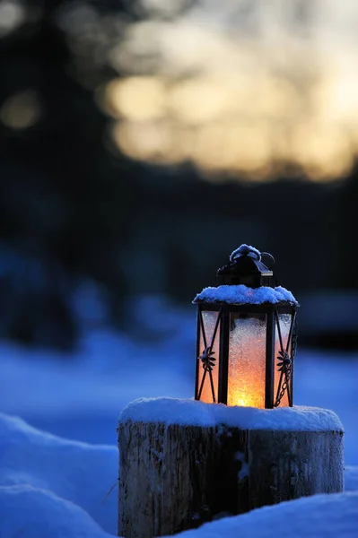 Linterna Navidad Encendida Luz Las Velas Atardecer —  Fotos de Stock