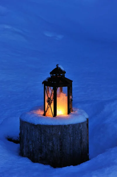 Linterna Navidad Encendida Luz Las Velas Atardecer — Foto de Stock