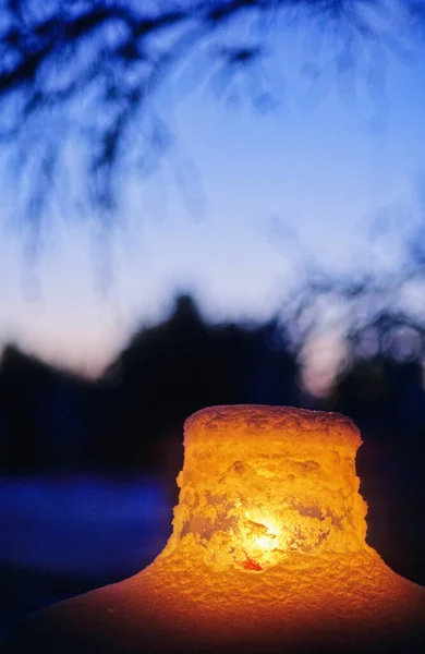 Lykta Med Rött Ljus Brinnande Vinterskymning — Stockfoto