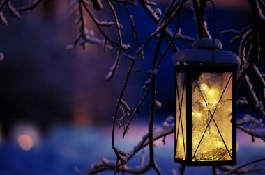 Noel ışıkları olan fener.