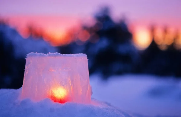 Linterna Hielo Con Vela Roja Ardiendo Crepúsculo Invierno — Foto de Stock