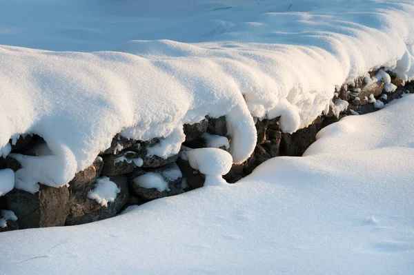 Ściana Suchego Kamienia Pokrytego Śniegiem — Zdjęcie stockowe