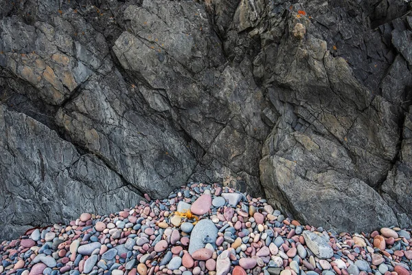 天然の海岸石と暗いスレート岩 ノルウェーのフィンマルク州ヴァランジェ半島の北極海の海岸線 — ストック写真