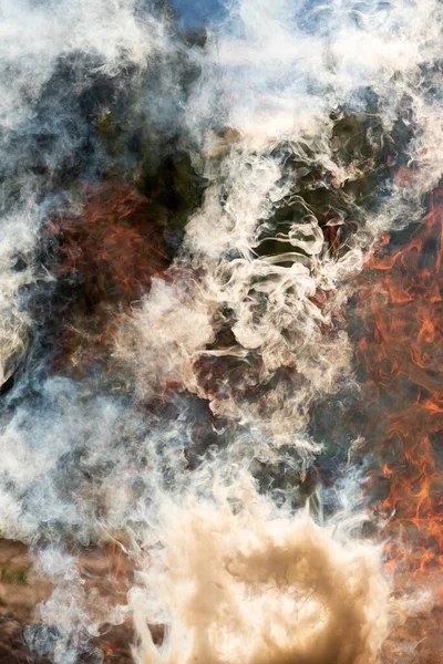 Kızgın Ateş Alevler Duman Yangın Arka Planı — Stok fotoğraf