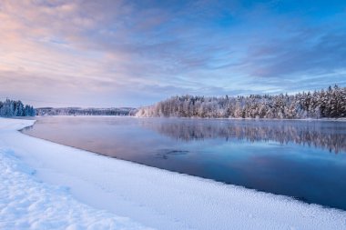 Pielisjoki Nehri, Doğu Finlandiya 'da kış manzarası boyunca akar..