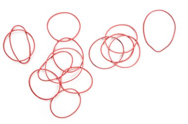 Beyaz arkaplanda kırmızı lastik bantlar.