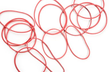 Beyaz arkaplanda kırmızı lastik bantlar.