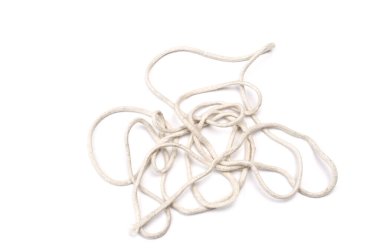 Beyaz arkaplanda karışık halat.