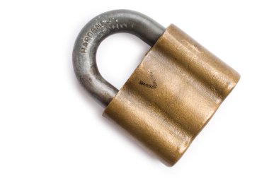 Beyaz arkaplanda kapalı asma kilit.