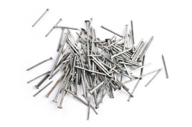 Beyaz arkaplanda çivi yığını.