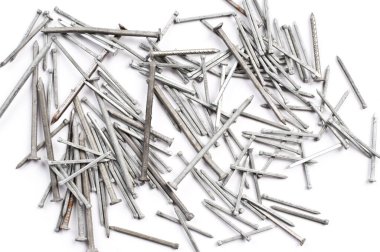 Beyaz arkaplanda çiviler.